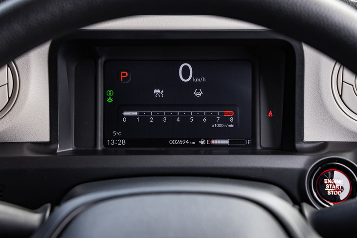 ホンダの軽自動車として初めて7インチTFT液晶メーターを採用。従来型のようなステアリングホイールの上から見るタイプではなく、ステアリングホイールの内側から見る方式に変更された。メーターには100種類の背景がランダムに表示されるカレンダーや誕生日を祝う記念日表示機能などのエンタメ要素も内蔵されている。