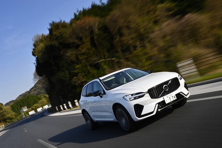 「XC60」のプラグインハイブリッドシステムは2022年1月にリニューアル。EV走行距離が従来の約2倍となる81kmに延びている。