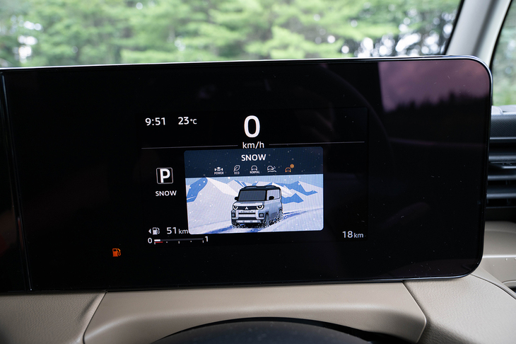 「スノー」モードではエンジンレスポンスとシフトマップが穏やかになり、トラクションコントロールのレスポンスはマックスになる。