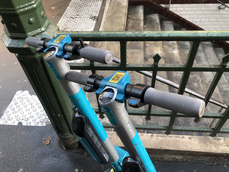 そのハンドル部。右の水色の部分がスロットルレバーである。