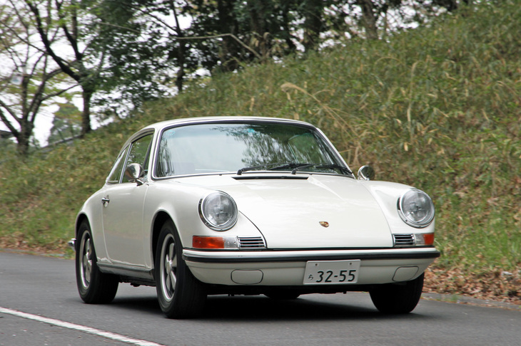 1970年「ポルシェ911S」。オリジナルの姿に保たれた、2.2リッター時代のナロー911の最強グレード。俗にポルシェアロイと呼ばれるこのデザインの軽合金ホイールを純正装着した最初のモデルが、1967年から加わった911Sだった。