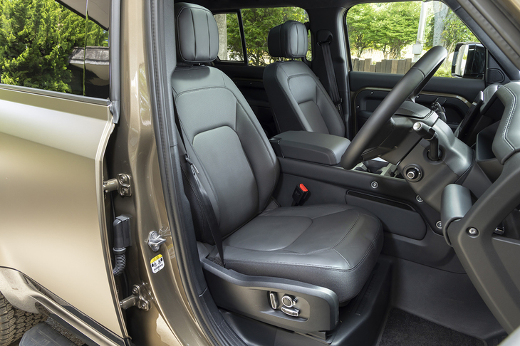 着座位置は相応に高いが、この試乗車は格納式サイドステップ（ディーラーオプション）を装着していたため乗り込むのはそれほど苦にならなかった。シート表皮は標準装備のウインザーレザー。