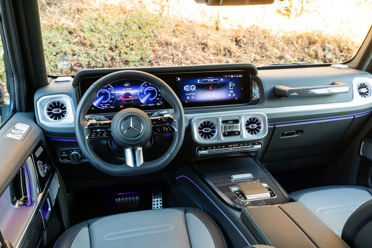 ブルーアクセント入りのカーボントリムやブルーのステッチ類が「エディション1」ならではの特徴。右ハンドルも選べる。