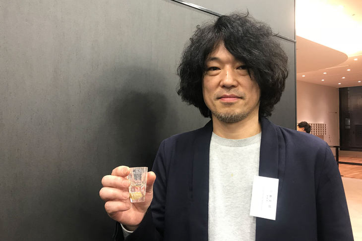 山梨県代表の貴石彫刻家、詫間宝石彫刻の詫間康二さん。金工加工を学び、家業である貴石彫刻の道へ。石の特徴を生かしながら地金加工と融合させた作品を多く発表している。