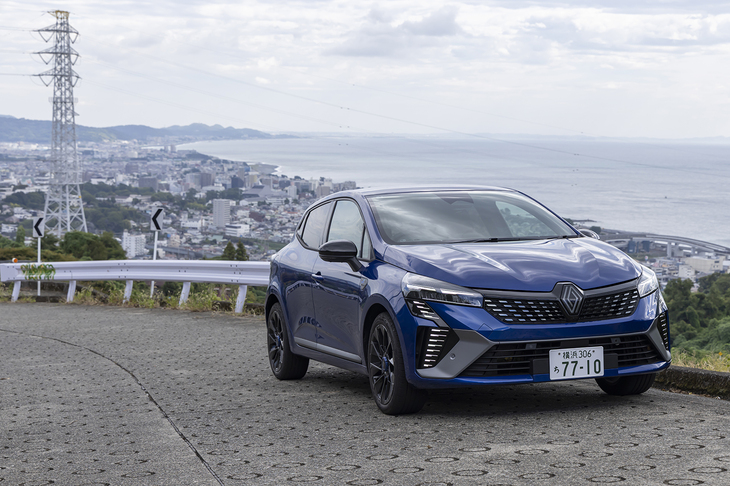 新しい「ルノー・ルーテシア」の国内販売は2025年10月9日にスタート。フェイスリフトのレベルを超えた大規模な改良が施されている。