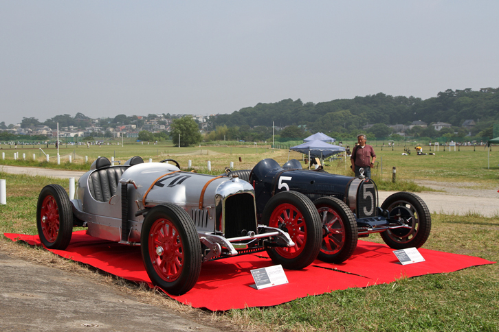 左の1924年「カーチス号」は、アート商会勤務時代の本田宗一郎氏が助手として製作。航空機「カーチス号」用8.2リッターV8エンジンを積んだスペシャルで、レースには宗一郎氏もメカニックとして同乗した。右の26年「ブガッティT35C」は、1.9リッター直8スーパーチャージドエンジンを搭載。どちらも現在はホンダコレクションホールの所蔵車両。