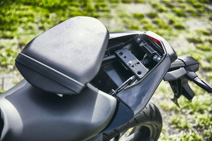 同乗者用リアシートの下には、小物入れスペースが確保される。純正オプションとして容量13リッターの「リアシートバッグ」（8640円）も用意される。