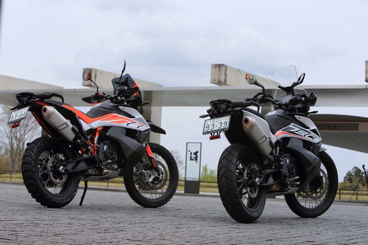 「790アドベンチャーR」（写真左）のベースカラーはホワイトのみ。「790アドベンチャー」（同右）はオレンジとホワイトの2色がラインナップされる。