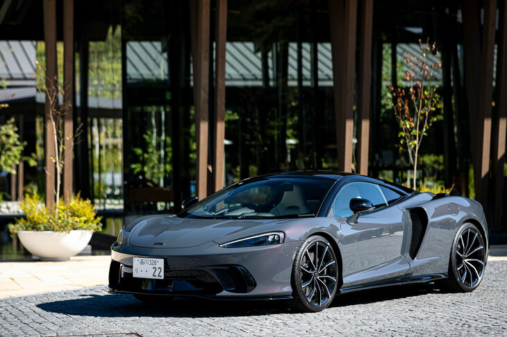 キャビン後方に容量420リッターのカーゴエリアを備えた「GTS」。高いパフォーマンスと実用性を兼ね備えたグランドツアラーで、「GT」の後継車種として2023年に登場した。