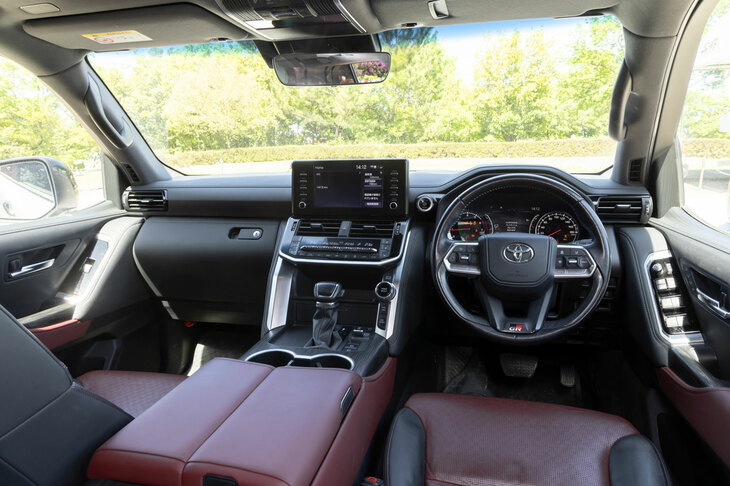 ブラックとダークレッドでコーディネートされた「GRスポーツ」のインテリア。操作系は大幅に電動化されているが、使いやすさ、わかりやすさ、そして確実に操作・入力できることを重視して、物理スイッチを多用している。