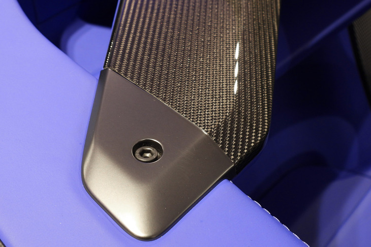 アストンマーティン・ヴァンキッシュ ヴォランテ（リアクロスブレース）