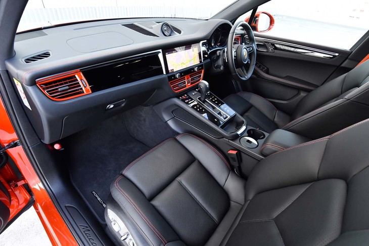 ブラックとオレンジのコントラストが鮮やかなインテリア。ダッシュボードの中央にはアナログ時計が配置される。