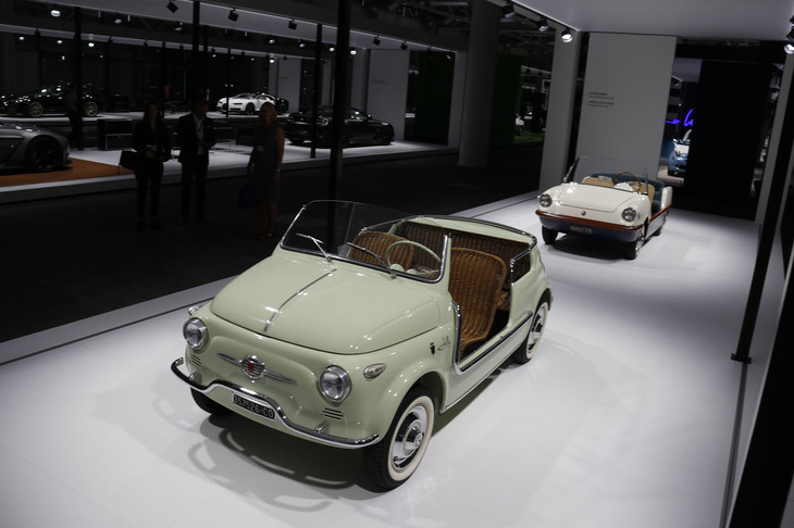 「フィアット500」をベースにしたビーチカー（手前）。2018年、グランドバーゼルにて撮影。