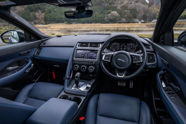 インテリアデザインは「F-TYPE」の流れをくむもの。試乗車のインテリアカラーはエボニー／エクリプスのコンビネーションで、ランスブルーステッチが用いられていた。