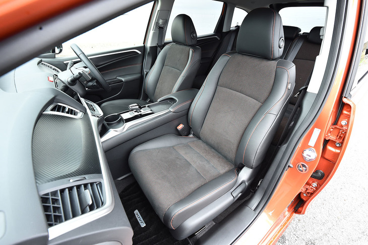 「RS」グレードには、ラックススエードとプライムスムースで仕立てられた、専用デザインのシートが与えられる。