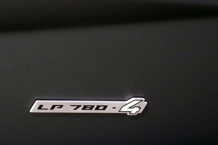 ランボルギーニ・アヴェンタドールLP780-4 Ultimae（リアフェンダー前方に添えられるエンブレム）