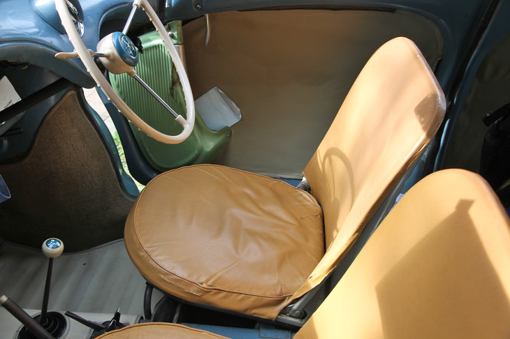 シンプルなシート。だが、“スバルクッション”と呼ばれた独特のサスペンションと相まって、乗り心地は良好。