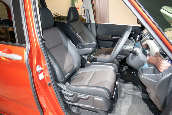 「クロスター」にはオレンジのアクセントが入った、プライムスムース（合成皮革）と織物のコンビシートが装備される。