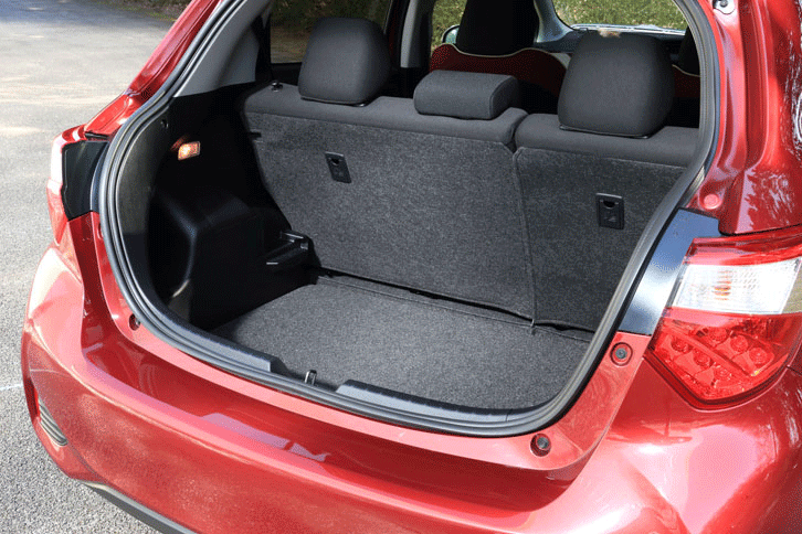 1080mmの開口幅を持つ荷室。上級グレードのフロアは2段式で、より多様な積載方法が可能となっている。（写真をクリックすると荷室のアレンジが見られます）