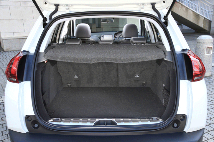 ラゲッジルームの容量は360リッターで、後席を倒すと1172リッターのスペースが得られる。後席の可倒機構は秀逸で、倒すとシートバックが水平に、荷室床面と同じ高さになるよう設計されている。（写真をクリックすると、シートの倒れる様子が見られます）