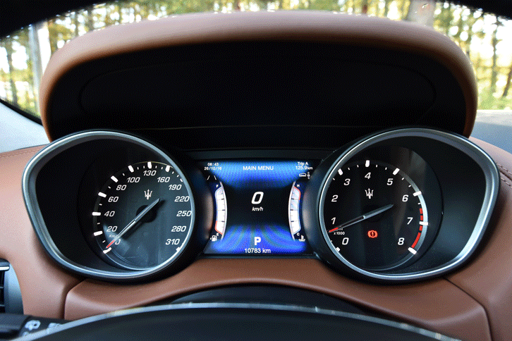 メーターはアナログの2眼式で、中央にフルカラーのマルチインフォメーションディスプレイが装備される。（写真をクリックすると、各種表示が見られます）