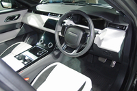 コックピット周辺部。「レンジローバー ヴェラール」のシートは2列構成で、乗車定員は5人となる。