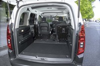 上位グレードとは異なり「フィール」では荷室天井のシーリングボックスとそこから前方に伸びるブリッジ状の収納スペースが省かれている。