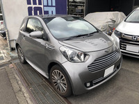 今回試乗させてもらった「シグネット」のオーナーは、中古フェラーリ専門店コーナーストーンズ従業員のスギウラ君。従業員用駐車場の狭い空間にいつも置かれていて、前々から気になっていたのだ。