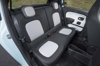 リアシートの定員は2人。コンパクトなボディーながら、大人が乗っても不満のないスペースを確保している。