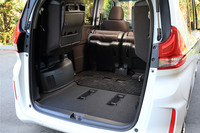 サードシートの格納は左右跳ね上げ式。セカンドシートは、キャプテンシート仕様では前にスライドするだけだが、ベンチシート仕様にはタンブルフォールディング機構が備わっている。