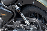 リアサスペンションはクラシックなツインショック式。クルーザータイプのバイクには、リアサスのストローク量が足りなくて乗り心地の硬いモデルも少なくないが、「スーパーメテオ650」は十分な快適性を実現している。