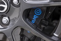 前後ともブレーキ性能が強化され、特にフロントにはブレンボ製の大径ベンチレーテッドディスクと対向4ピストンキャリパーを装備。これらの重量増をホイールによって相殺し、「S」と同じ車重990kgを維持している。