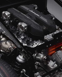 「アヴェンタドール」用ユニットよりも17kgも軽い、新開発の6.5リッターV12エンジン。単体で最高出力825PS、最大トルク725N・mを発生する。