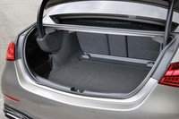 トランクルームの容量は先代モデルよりも10リッター大きい455リッター。後席の背もたれは3分割して前に倒せる。