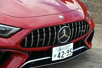 メルセデスAMG専用となる縦ルーバーの「パナメリカーナグリル」を装備。ボンネットの先にある小さなエンブレムはスリーポインテッドスターではなくAMGのエンブレムだ。