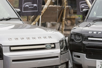 ランドローバーは1948年に誕生した英国のブランド。創設以来、一貫してオフロードモデルを手がけてきた。現在はジャガーとともに、インドのタタ・モーターズの傘下にある。