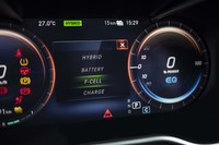 「GLC F-CELL」は、水素燃料電池車でありながらソケットからも充電できるPHV。およそ50kmのEV走行が可能となっている。