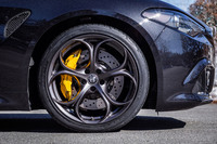 試乗車に装着されていた、ガンメタリック仕上げの5ホールホイールから顔をのぞかせるイエローのブレーキキャリパーは、「クアドリフォリオ」専用のオプションアイテム。「イーグルF1スーパースポーツ」のダイナミックなトレッドパターンやサイドウォール上の意匠は、こうした特徴的な「ジュリア」の足まわりデザインにもマッチしている。