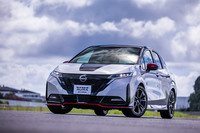 「日産ノート」の上級モデル「ノート オーラ」をベースとした「NISMO」バージョンが、2021年8月17日に登場。発売は同年秋と発表されている。車両本体価格は286万9900円。