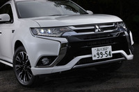 「アウトランダーPHEV」のフロントまわり。センターを左右から包み込む造形で「人とクルマを守る機能」が表現されている。