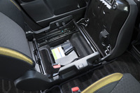 助手席のシート下に搭載された、駆動アシスト用のリチウムイオンバッテリー。「クロスビー」にはモーター機能付き発電機を利用した、マイルドハイブリッド機構が搭載されている。