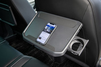 後席に備わるトレー型のテーブルには4段階のノッチが設けられており、写真のように斜めに固定することも可能。側面には引き出し式のカップホルダーも。