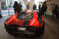 ファッションブランド「Yohji Yamamoto」が手がける「PARTISAN」のパターンで内外装がデザインされた「アヴェンタドールS“dressed”by Yohji Yamamoto」。リアに「百発百中」の文字が入っている。