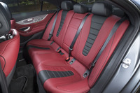 リアシートの乗車可能人数は2人から3人へと変更。リアガラスの寝かされたスタイルでも、ひとたび乗り込んでしまえば快適に過ごすことができた。