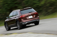 ドイツ本国において、2020年SUV登録台数No.1の実績を誇る「ティグアン」。今回のマイナーチェンジで車名を示すエンブレムが、他のフォルクスワーゲン車と同じくリアゲート中央部に移動した。