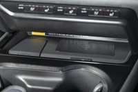 シフトセレクター前方にレイアウトされた「おくだけ充電」（スマートフォンの無接点充電器）は2万4200円のオプション装備。