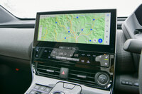 ダッシュボードの中央に備わる、インフォテインメントシステム用の12.3インチタッチスクリーン。「トヨタbZ4X」「スバル・ソルテラ」の操作インターフェイスには音声入力機能も備わっており、声によってもナビやオーディオ、空調などを操作できる。