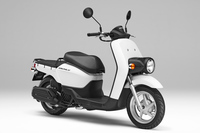 ホンダの「ベンリィ」というと往年の小型バイクを思い出す向きも多いだろうが、今日では2011年登場のビジネススクーターを指す。内燃機関モデルとしては50ccの「ベンリィ」（写真）と110ccの「ベンリィ110」がラインナップされる。
