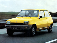 1972年登場の「ルノー5（サンク）」。上屋は先進的だが、エンジン縦置き・前輪駆動の駆動レイアウトや、前後ともにトーションバー式の4輪独立懸架式サスペンションなど、設計の多くを従来型の「4（キャトル）」から受け継いでいた。