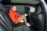 リアシートには十分なスペースがあり、背の高い人でもゆったりと座ることができる。